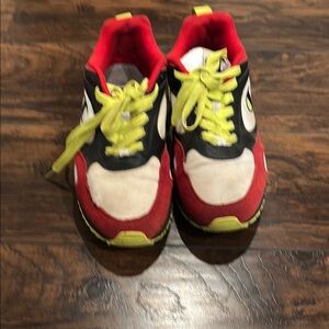 Dynamic Red and Black Athletic Shoes with Sporty Design